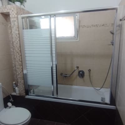 מקלחת עם דלת זכוכית, ראש מקלחת וברז