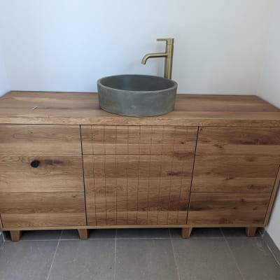 ארון עץ עם כיור עגול וברז זהב