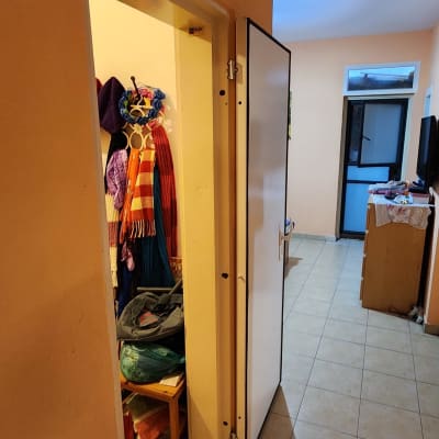 דלת פתוחה למחצה עם ידית מתכת