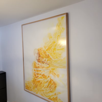 תמונה ממוסגרת תלויה על קיר לבן