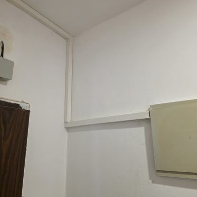 תמונה של קיר עם לוח חשמל