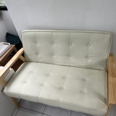 ספה בהירה עם כתמים על הריפוד