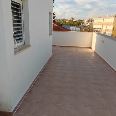 מרפסת עם רצפת אריחים וכלי עבודה לאיטום