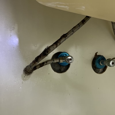 צינורות מים מחוברים לברזים מתחת לכיור