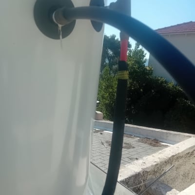 צינור מחובר למיכל מים על גג