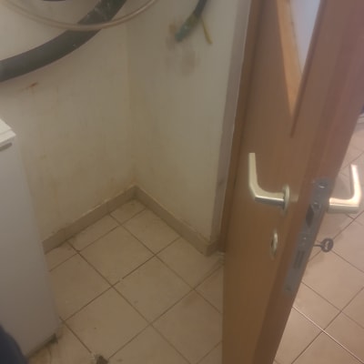 חדר עם דוד שמש וצינורות מחוברים