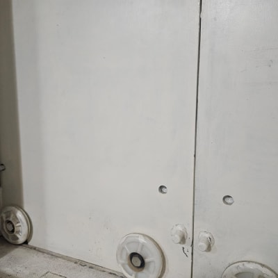 גלגלים ומסילות של תריסים לבנים