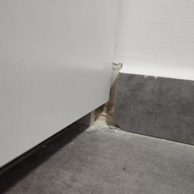 קיר עם חור ותיקון טיח חלקי