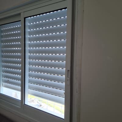 חלון עם תריסים סגורים בחדר