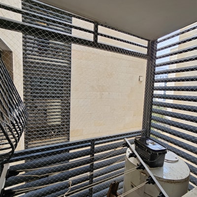 רשת מתכת מותקנת למניעת כניסת יונים למרפסת
