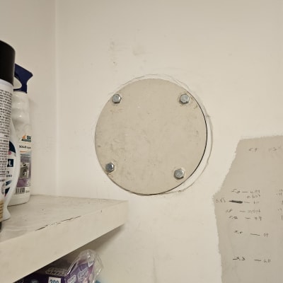 מדף עם מוצרי ניקוי וחפצים שונים