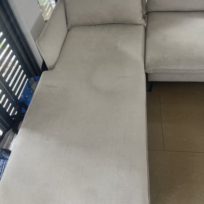 ספה בהירה עם כתמים כהים על המושב