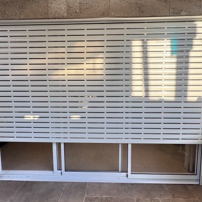 חלון ויטרינה גדול מאלומיניום לבן עם תריס חשמלי מורם