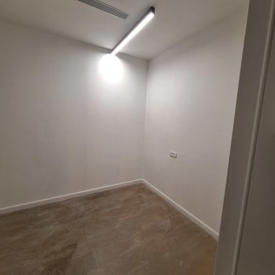 חדר ריק עם תאורה ולוח גבס