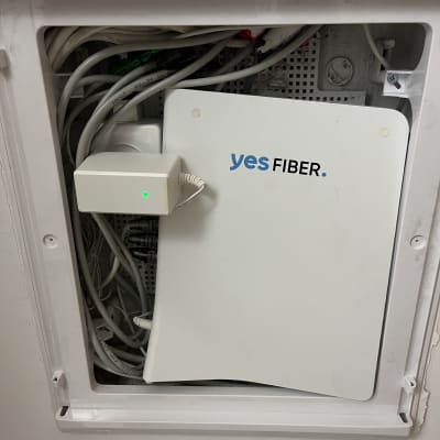 ארון תקשורת עם כבלים ומכשיר yesFIBER