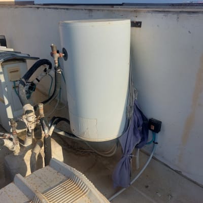 דוד שמש עם צינורות ומחברים על גג