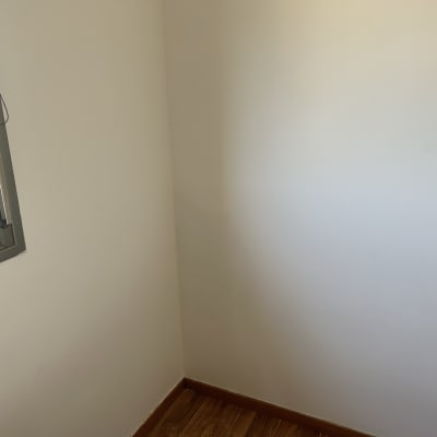 קיר צבוע בלבן ליד חלון פתוח