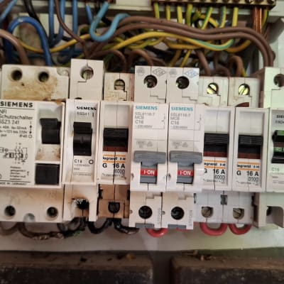 לוח חשמל עם מפסקים וחוטים צבעוניים