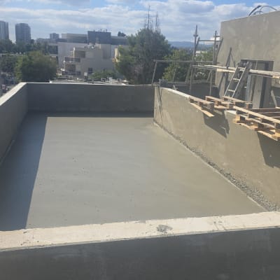 גג עם איטום בטון ועבודות בנייה