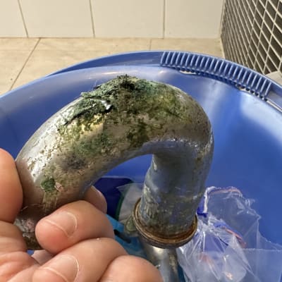 צינור מתכת חלוד עם קורוזיה ביד אדם