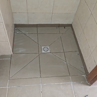 ריצוף חדש עם ניקוז במרכז, שיפוץ חדר רחצה