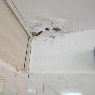 נזקי רטיבות בתקרה ובקיר