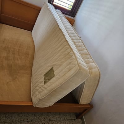 מזרן עומד על מיטה ליד חלון