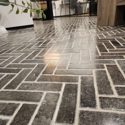 רצפה נקייה ומבריקה עם דוגמת אריחים ייחודית