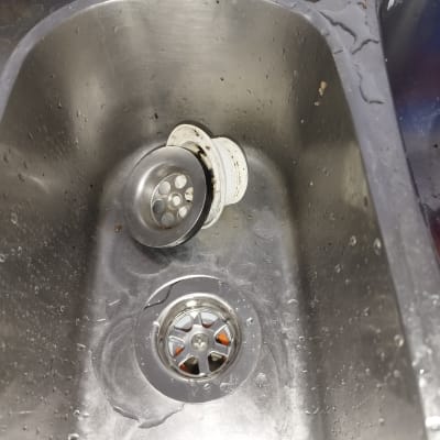 כיור נירוסטה עם מסננת מתכת וחלקי צנרת