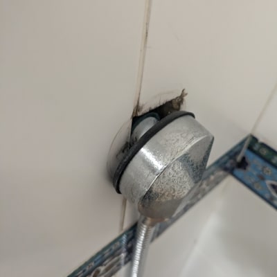 חיבור צינור מים לקיר עם אריחים