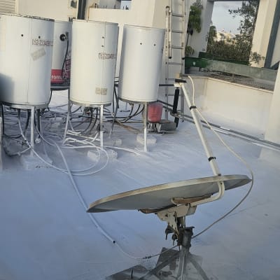 גג עם דודי שמש וצלחת לוויין, עבודה בתחום האיטום