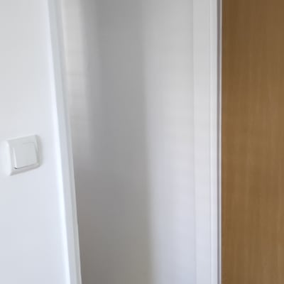 דלת עץ פתוחה עם משקוף לבן