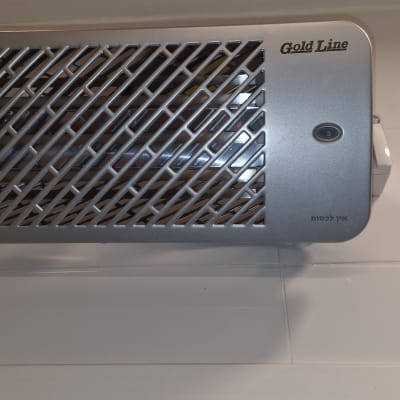 מאוורר חימום מותקן על קיר לבן