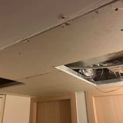 תקרת גבס עם פתחים לחשמל וצינורות