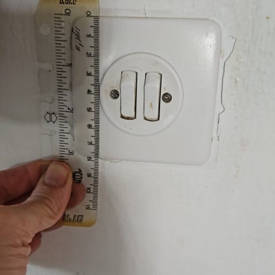 שני מתגים חשמליים עם סרגל למדידה