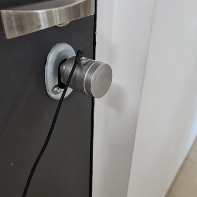 מנעול דלת עם ידית מתכת וכבל מחובר
