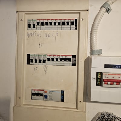 לוח חשמל עם מפסקים וכיתוב בעברית