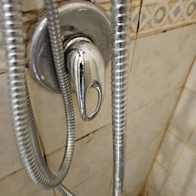 ברז מקלחת עם צינור מתכת גמיש