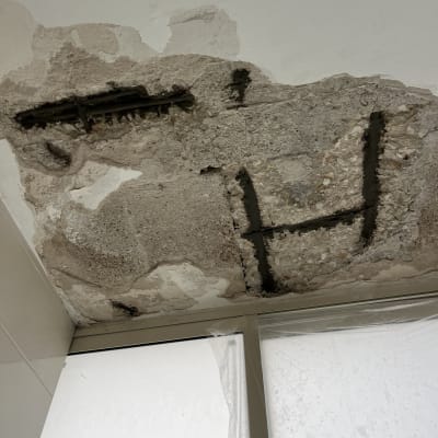 תיקון קיר עם טיח מתקלף וסדקים