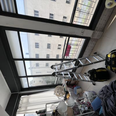 תריסים סגורים על חלון גדול עם מסגרת שחורה