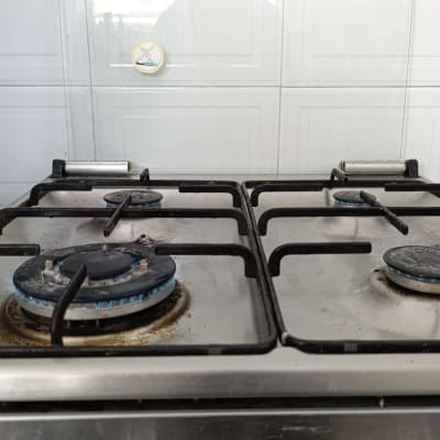 כיריים גז עם ארבעה מבערים במטבח