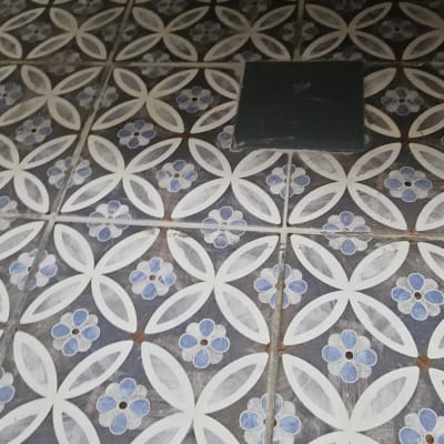 אריחי קרמיקה מעוצבים עם דוגמת פרחים