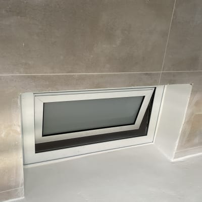 חלון אלומיניום קטן בקיר אריחים