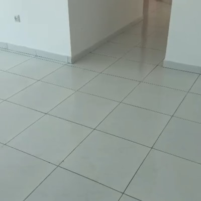 רצפה נקייה עם אריחים לבנים במסדרון