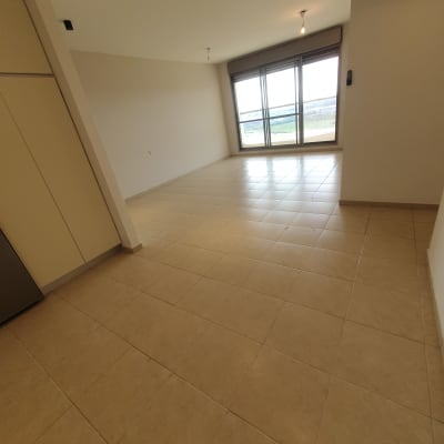 רצפה נקייה עם אריחים בהירים בחדר ריק