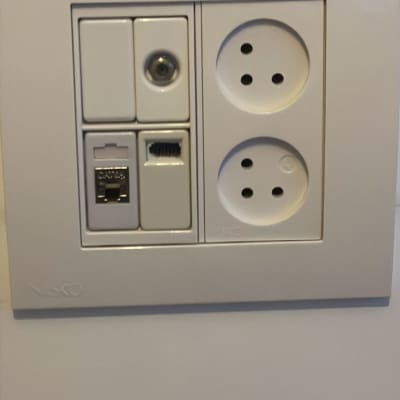 שקעי חשמל ותקשורת על קיר לבן