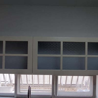 ארונות מטבח עם דלתות זכוכית מעל חלון