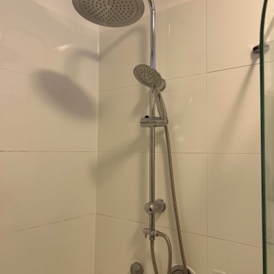 מקלחת עם ראשי מקלחת וכמה מברשות שיניים