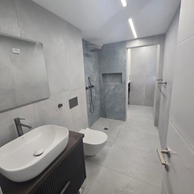 חדר אמבטיה מודרני עם כיור, מקלחת ואסלה