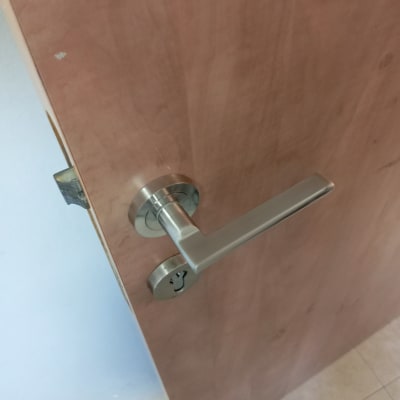 ידית ודלת עם מנעול כסוף